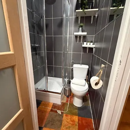 For Two - Perfect Location Close To Metro Apartment *